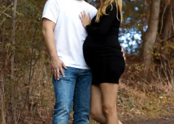 Paarshooting in der Schwangerschaft im Wald