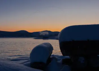 Pausenplatz an einem Fjord in Norwegen