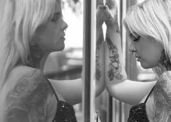 Portrait einer Frau mit doppeltem Spiegelbild in schwarzweiß