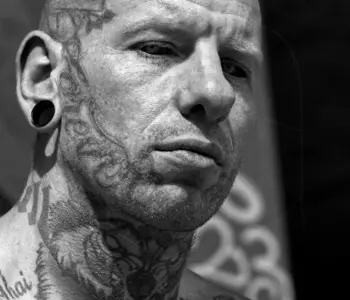 Portrait eines stark tätowierten Mannes