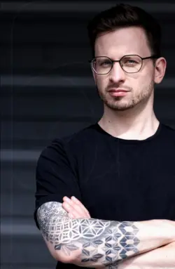 Portrait eines tätowierten Mannes