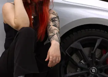 Posing einer Frau neben ihrem Auto