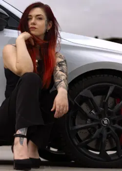 Posing einer Frau neben ihrem Auto
