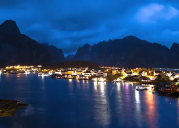 Die Stadt Reine bei Nacht auf den Lofoten in Norwegen