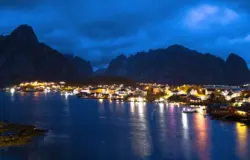 Die Stadt Reine bei Nacht auf den Lofoten in Norwegen