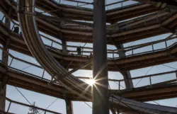 Rutsche eines Baumwipfelpfads mit Sonnenstern