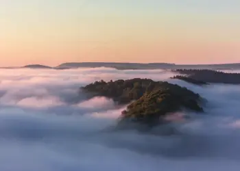Saarschleife im Nebel im Licht des Sonnenaufgangs
