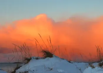 Sonnenaufgang mit orangen Wolken in Bleik in Norwegen