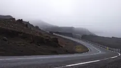 Straße in den Nebel auf Island