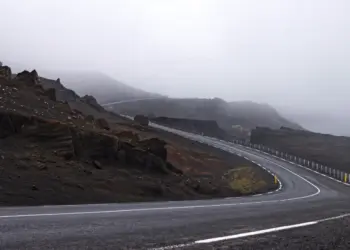 Straße in den Nebel auf Island