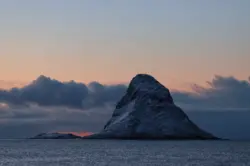 Abendlicht am Vogelfelsen in Bleik in Norwegen