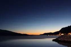 Abendstimmung an einem Fjord in Norwegen