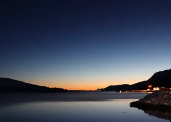 Abendstimmung an einem Fjord in Norwegen