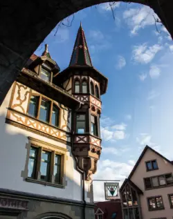 Alte Apotheke im Sonnenschein