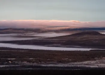 Aussicht auf Nebelschwaden vom Berg Aptasvaara in Schweden