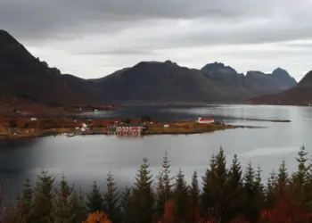 Austnesfjorden mit Blick auf die Sildpollnes Kirche