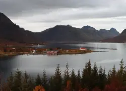 Austnesfjorden mit Blick auf die Sildpollnes Kirche