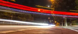 Auto in einer Kurve an der B3