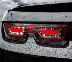 Autoscheinwerfer im Regen