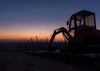 Bagger im Sonnenuntergang in den Weinbergen von Heppenheim