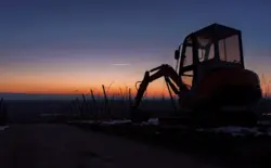 Bagger im Sonnenuntergang in den Weinbergen von Heppenheim