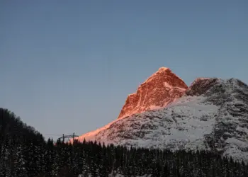 Bergspitze im roten Licht der untergehenden Sonne in Norwegen