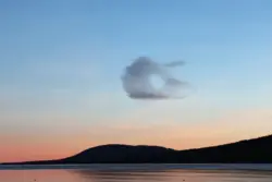Besondere Wolke über einem See nahe Kiruna in Schweden