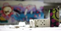 Besprühte Steine im Domino style