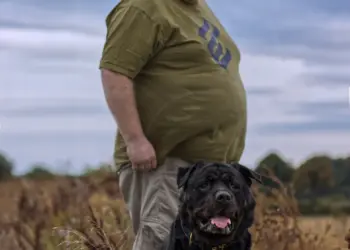 Bild eines Mannes mit seinem Rottweiler