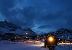 Blaue Stunde am Peer von Mefjordvaer in Norwegen
