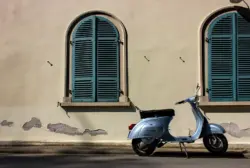Blaue Vespa im Hochsommer am Schloss Heiligenberg