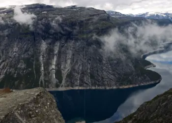 Blick auf den See bei der Trolltunga in Norwegen