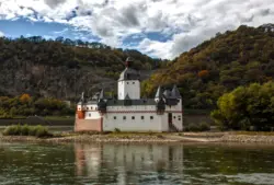 Blick auf die Burg Pfalzgrafenstein