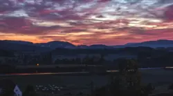 Blick auf eine Landstraße im Tagesbeginn