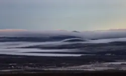 Blick vom Aptasvaara auf Nebelschwaden zwischen den Bergen in Schweden