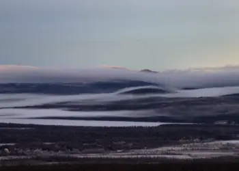 Blick vom Aptasvaara auf Nebelschwaden zwischen den Bergen in Schweden