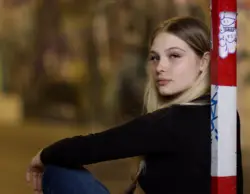Blonde Frau im Halbportrait
