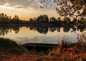 Boot an einem Herbstmorgen im Sonnenschein