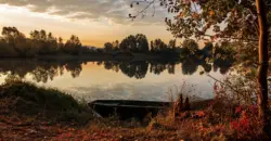 Boot an einem Herbstmorgen im Sonnenschein