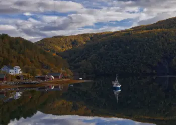 Boot auf spiegelglatter Wasseroberfläche in Norwegen