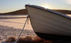 Boot im Sonnenschein mit Sonnenstern in Schweden