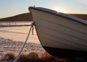 Boot im Sonnenschein mit Sonnenstern in Schweden