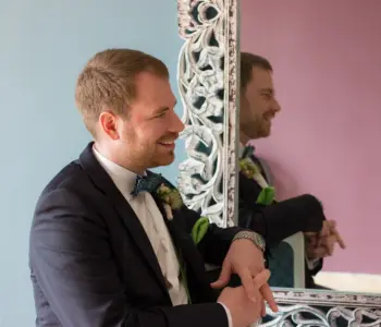 Bräutigam im Anzug mit Spiegelbild