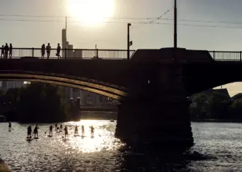 Brücke in Frankfurt mit Menschen im Sommer