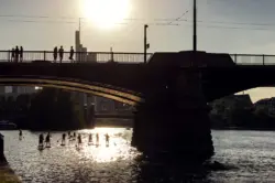 Brücke in Frankfurt mit Menschen im Sommer