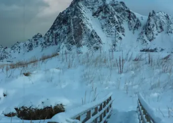 Brücke zum Berg in Norwegen