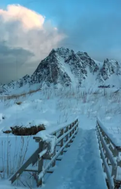 Brücke zum Berg in Norwegen