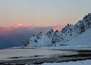Bucht in Bleik mit Blick auf die Berge in Norwegen
