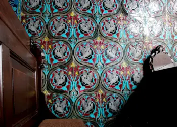 Buntverzierte Kirchenwand mit Vögeln