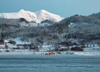 Bunte Hütten an einem Ufer in Norwegen